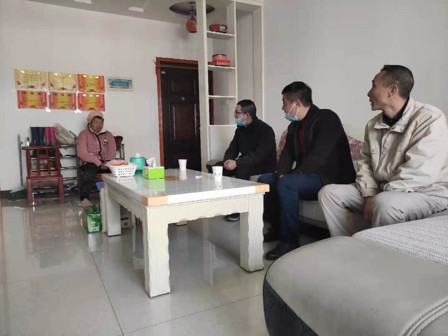  菠菜担保网：让难题职工温暖过年-新闻动态-菠菜担保网