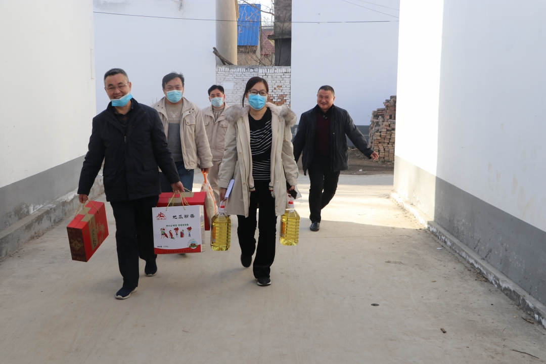  菠菜担保网：让难题职工温暖过年-新闻动态-菠菜担保网