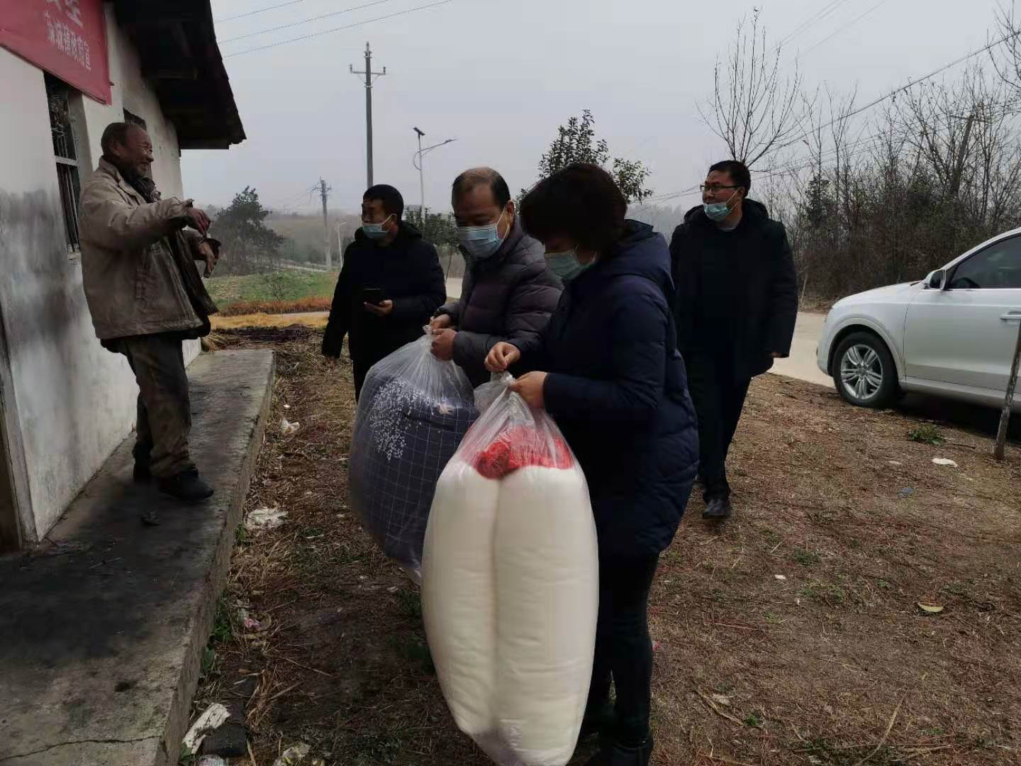  菠菜担保网：让难题职工温暖过年-新闻动态-菠菜担保网