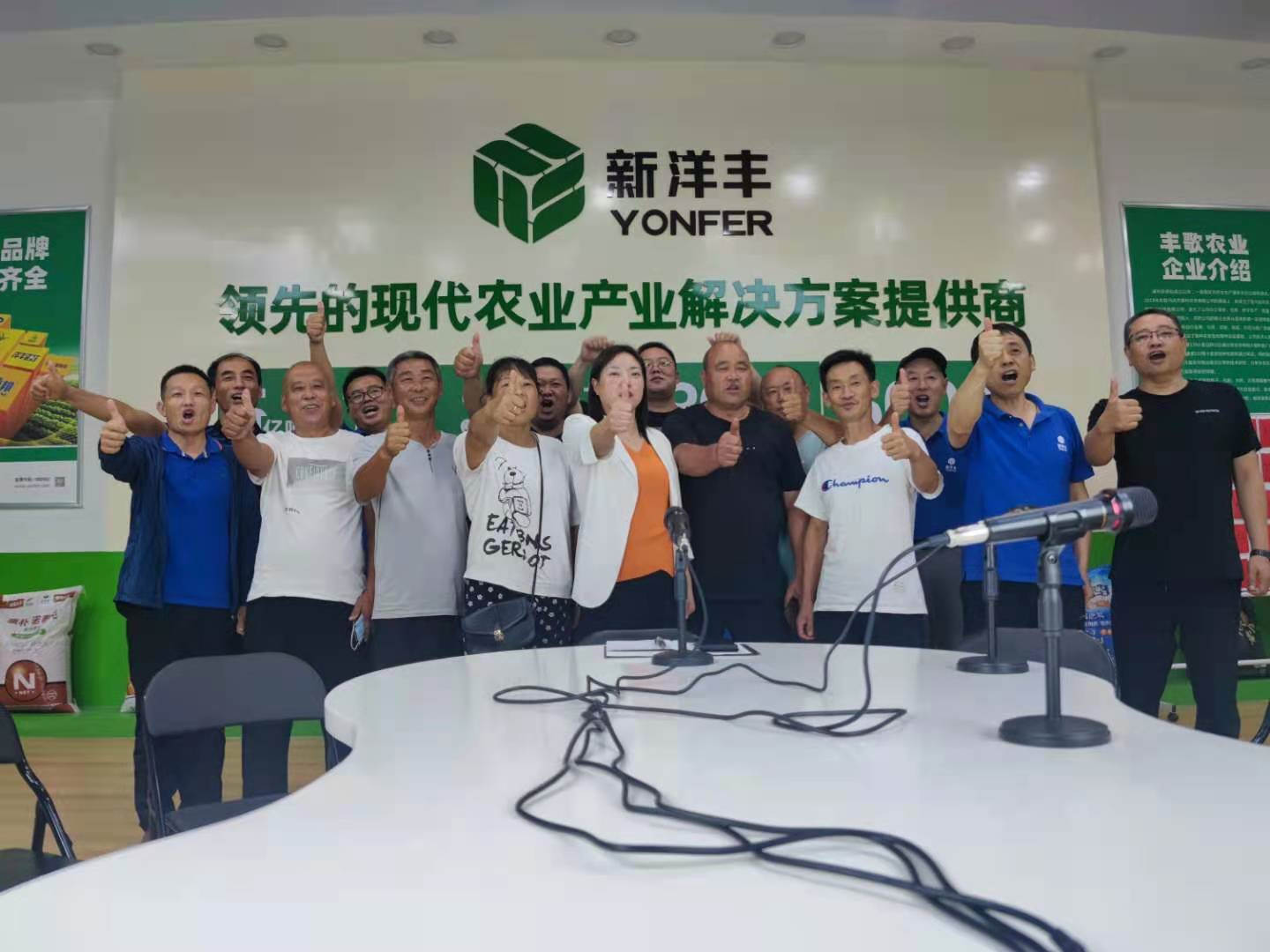 订货很是乐成，，，，各人在直播间开心合影.jpg