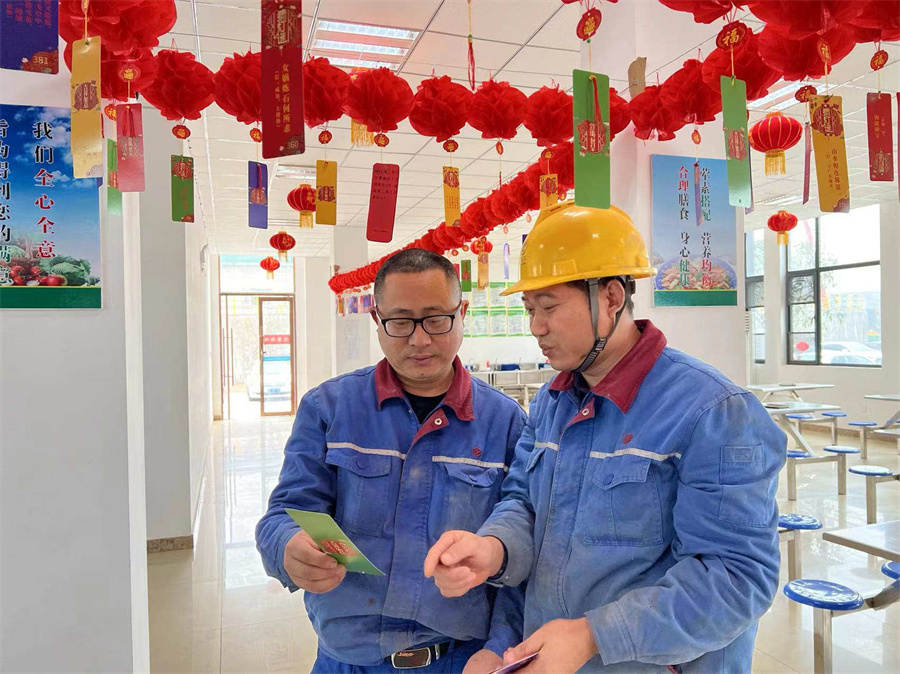 宜昌菠菜担保网员工正在猜字谜.jpg