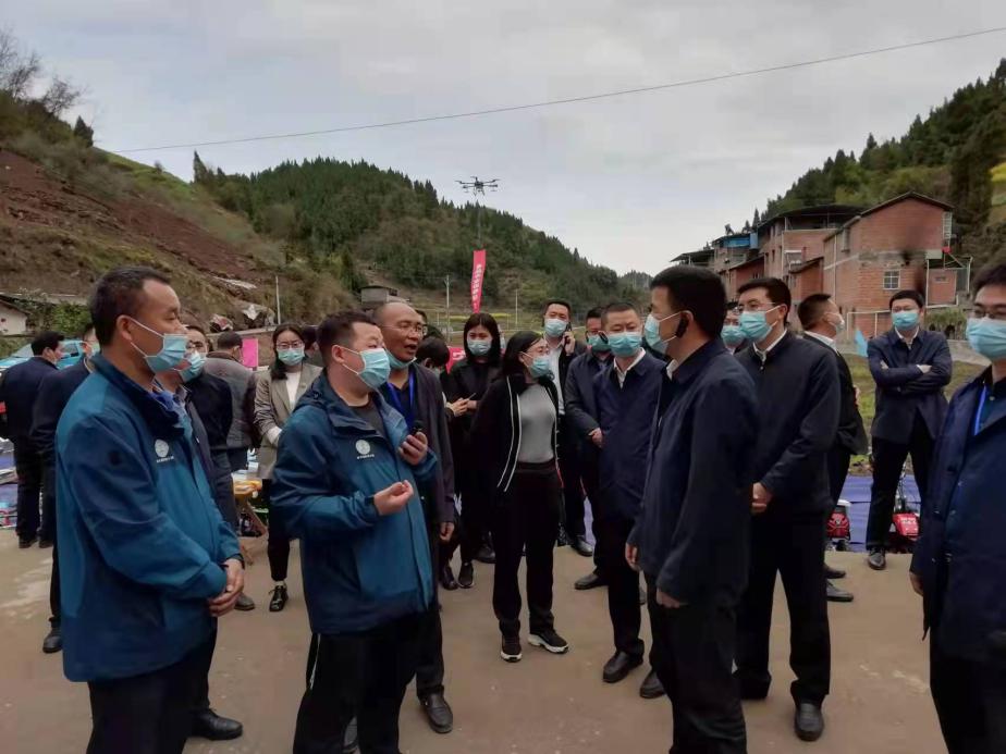 菠菜担保网农化员向县长汇报科技小院相关事情.jpg