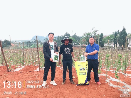 使用公司产品，，事情职员与基地老板合影2.jpg
