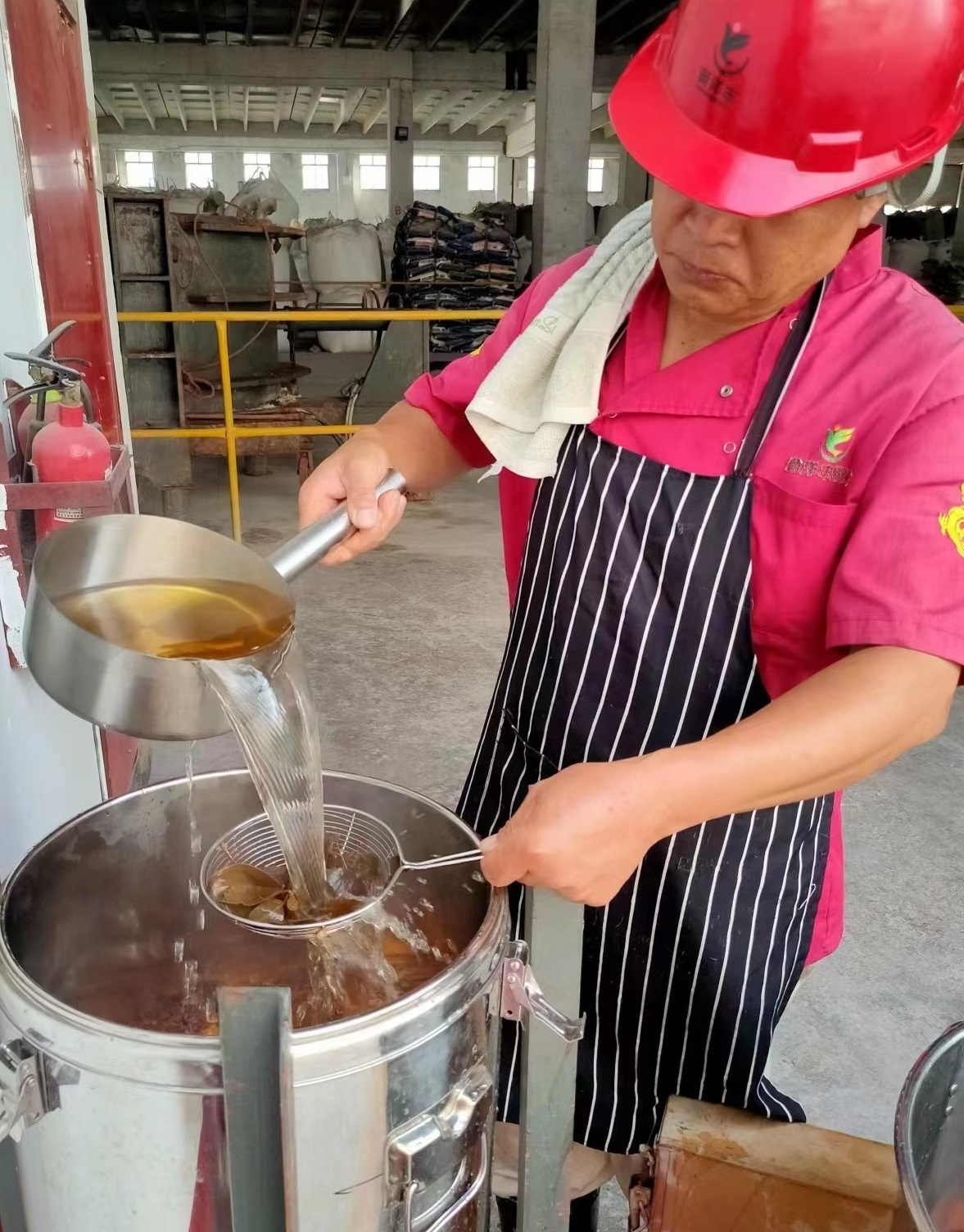 河北菠菜担保网为职工准备凉茶.jpg
