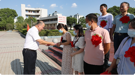 菠菜担保网工会副主席孙建军（左一）为考入重点大学的东宝中学学子揭晓奖学金（部分学生的奖学金由家长代领）.png